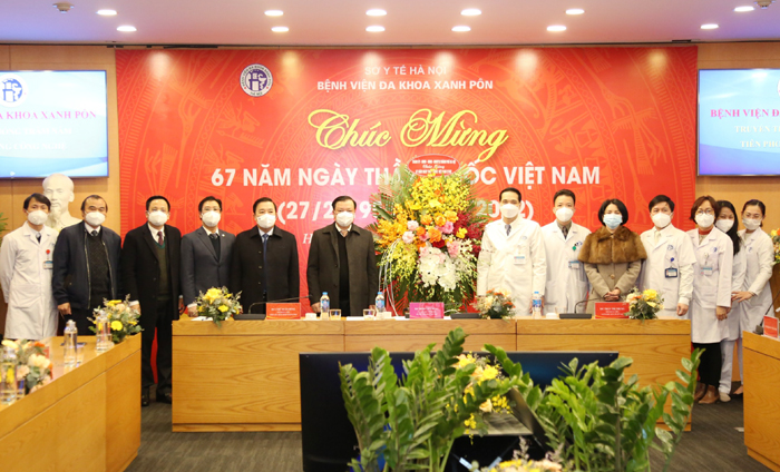 Bí thư Thành ủy Đinh Tiến Dũng thăm, chúc mừng Ngành Y tế Thủ đô-3
