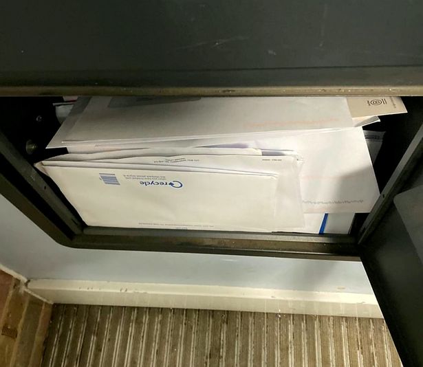 Dân phàn nàn mùi thối 2 năm dai dẳng cảnh sát mới đến kiểm tra, đứng hình với cảnh rùng rợn trong căn hộ-2