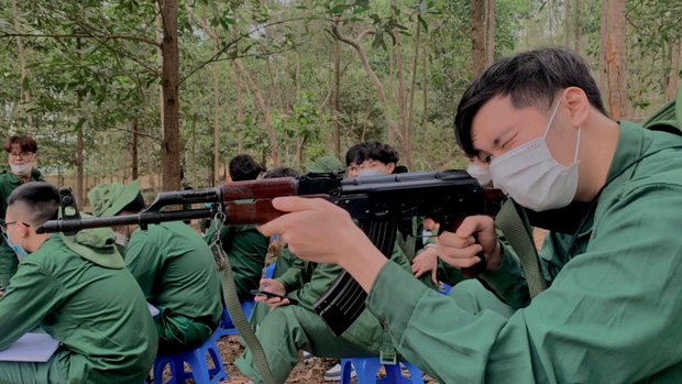 SV Kinh tế Quốc dân kêu cứu vì học quốc phòng dưới trời 10 độ vẫn tắm nước lạnh, số lượng F0 tăng quá nhanh: Trường giải thích thế nào?-2