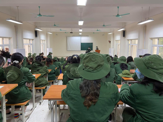 SV Kinh tế Quốc dân kêu cứu vì học quốc phòng dưới trời 10 độ vẫn tắm nước lạnh, số lượng F0 tăng quá nhanh: Trường giải thích thế nào?-3