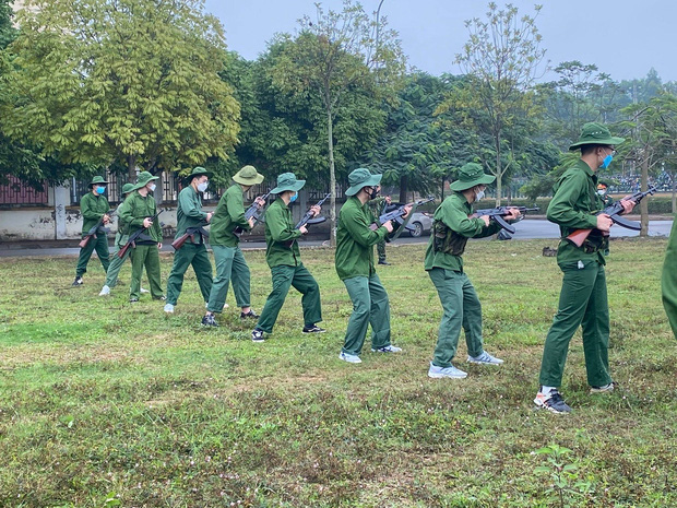 SV Kinh tế Quốc dân kêu cứu vì học quốc phòng dưới trời 10 độ vẫn tắm nước lạnh, số lượng F0 tăng quá nhanh: Trường giải thích thế nào?-4