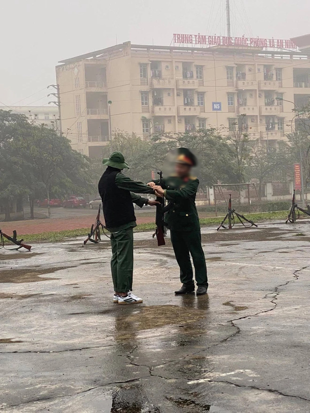 SV Kinh tế Quốc dân kêu cứu vì học quốc phòng dưới trời 10 độ vẫn tắm nước lạnh, số lượng F0 tăng quá nhanh: Trường giải thích thế nào?-5