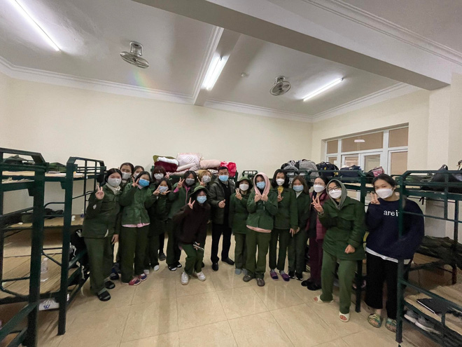 SV Kinh tế Quốc dân kêu cứu vì học quốc phòng dưới trời 10 độ vẫn tắm nước lạnh, số lượng F0 tăng quá nhanh: Trường giải thích thế nào?-6