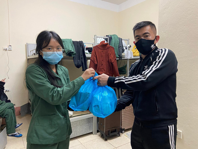 SV Kinh tế Quốc dân kêu cứu vì học quốc phòng dưới trời 10 độ vẫn tắm nước lạnh, số lượng F0 tăng quá nhanh: Trường giải thích thế nào?-8