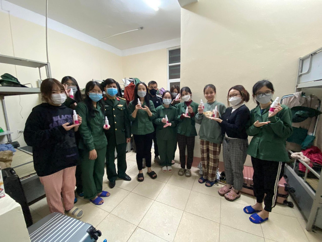 SV Kinh tế Quốc dân kêu cứu vì học quốc phòng dưới trời 10 độ vẫn tắm nước lạnh, số lượng F0 tăng quá nhanh: Trường giải thích thế nào?-9