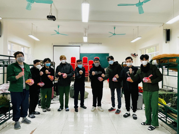 SV Kinh tế Quốc dân kêu cứu vì học quốc phòng dưới trời 10 độ vẫn tắm nước lạnh, số lượng F0 tăng quá nhanh: Trường giải thích thế nào?-10