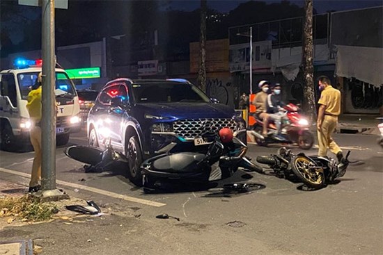 Tài xế đạp nhầm chân ga, ôtô tông hàng loạt xe máy dừng đèn đỏ