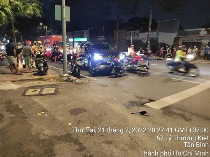 Tài xế đạp nhầm chân ga, ôtô tông hàng loạt xe máy dừng đèn đỏ-3