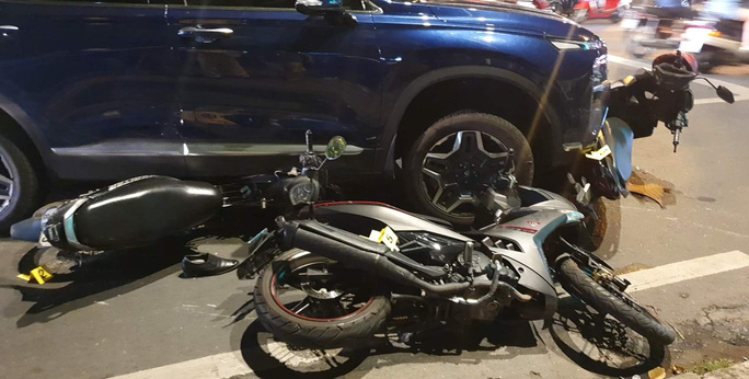 Tài xế đạp nhầm chân ga, ôtô tông hàng loạt xe máy dừng đèn đỏ-1