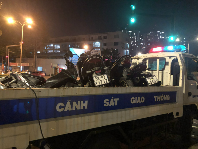 Tài xế đạp nhầm chân ga, ôtô tông hàng loạt xe máy dừng đèn đỏ-2