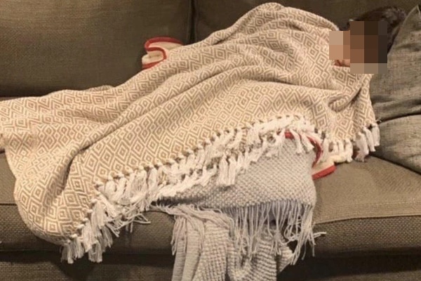 Một nhóm nữ sinh 21 tuổi cùng lúc phát hiện mọc nhiều nốt mụn li ti trên cổ, hóa ra nhiễm virus HPV chỉ vì 1 hành động khi ở chung-3