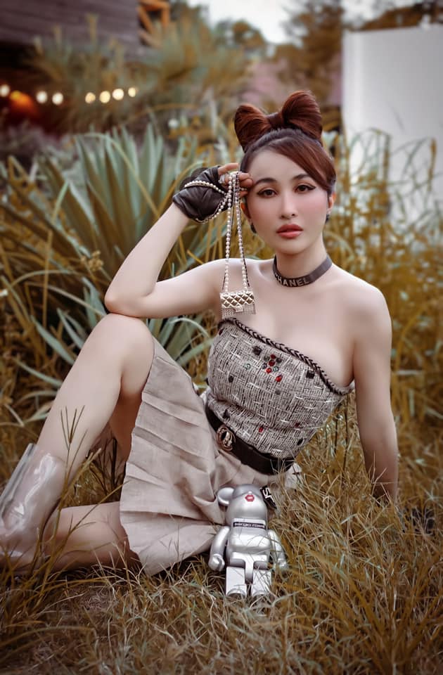 Đại gia Minh Nhựa khoe bữa tiệc gia đình đầy đủ các thành viên, Mina Phạm lại được chú ý nhất vì nhan sắc quá lạ-5