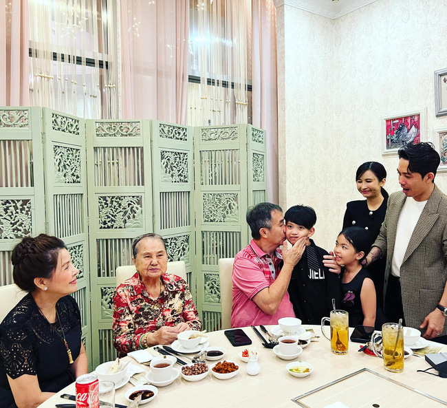 Đại gia Minh Nhựa khoe bữa tiệc gia đình đầy đủ các thành viên, Mina Phạm lại được chú ý nhất vì nhan sắc quá lạ-2