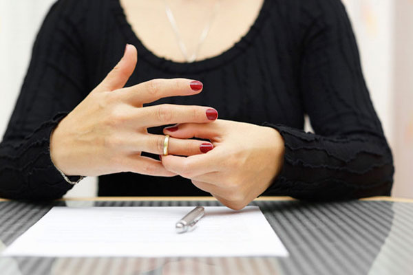 Hết hồn bị chồng của người tình tóm tại giường, anh ta làm 1 việc khiến tôi sốc cả tháng-3