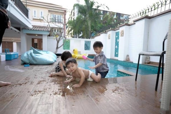 Bố mẹ mải chụp ảnh mát mẻ, 1 lúc sau quay ra hồ bơi thì thấy cảnh tượng ám ảnh cả đời-1