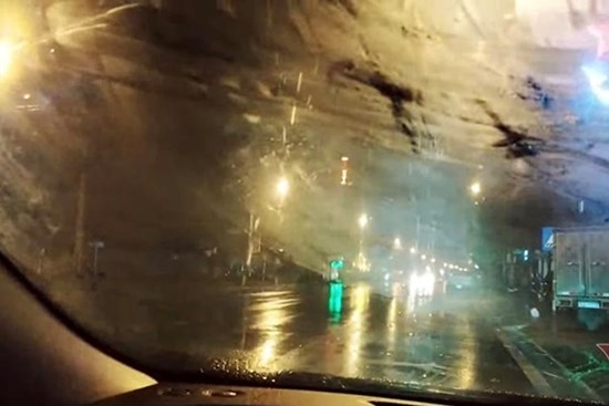 Mẹo đơn giản giúp kính xe không bị hấp hơi khi gặp trời mưa lạnh