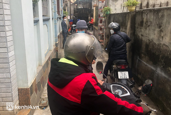 Hà Nội: Thực hư chuyện người đàn ông tàn tật chữa khỏi bệnh Covid-19 nổi tiếng khắp 1 huyện, người dân xếp hàng dài đến mua?-6