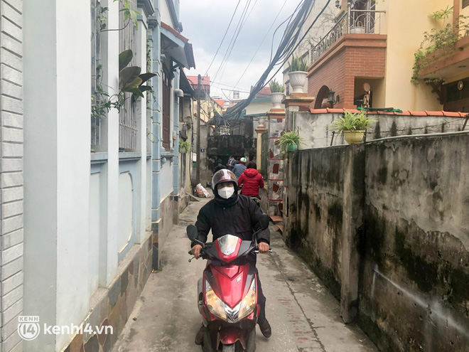 Hà Nội: Thực hư chuyện người đàn ông tàn tật chữa khỏi bệnh Covid-19 nổi tiếng khắp 1 huyện, người dân xếp hàng dài đến mua?-10