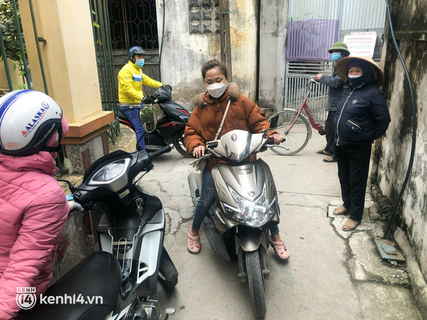 Hà Nội: Thực hư chuyện người đàn ông tàn tật chữa khỏi bệnh Covid-19 nổi tiếng khắp 1 huyện, người dân xếp hàng dài đến mua?-5