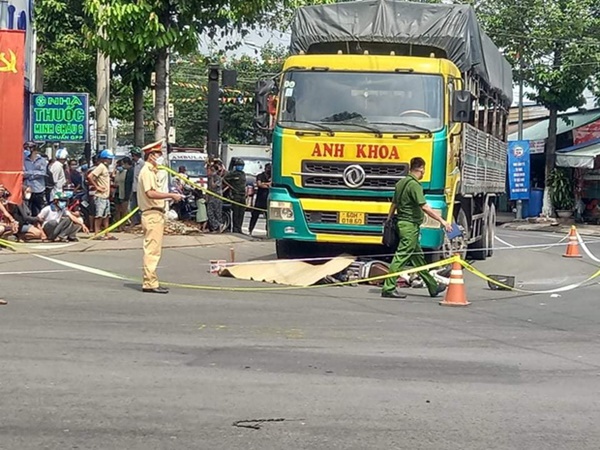 Bình Dương: Nam sinh viên bị xe tải cán tử vong trên đường đi học về, người cha gào khóc đau đớn tại hiện trường-1