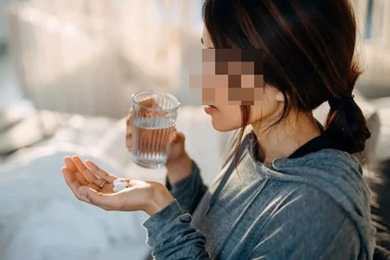 Bác sĩ BV Xanh Pôn chỉ ra 5 loại thuốc nên hạn chế sử dụng trong điều trị Covid-19 tại nhà nhưng nhiều người vẫn uống ầm ầm