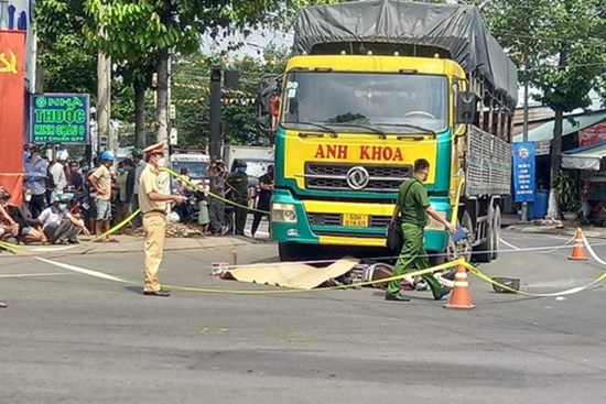 Bình Dương: Nam sinh viên bị xe tải cán tử vong trên đường đi học về, người cha gào khóc đau đớn tại hiện trường