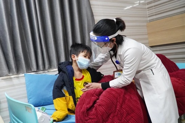 Mắc hội chứng hậu COVID hiếm gặp, bé trai 7 tuổi sốt cao liên tục, mê sảng, rối loạn đông máu, suy tim-1