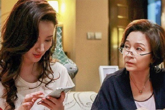 Ngày đầu mới cưới đã bị mẹ chồng bảo qua phòng khách ngủ, buổi tối nhìn trộm phát hiện sự thật khiến cô con dâu vừa giận vừa thẹn