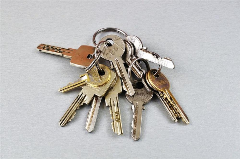 Tủ quần áo trong nhà tuyệt đối không được để 4 thứ này kẻo gây tai họa!-2