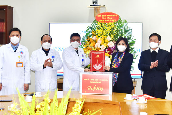 Phó Bí thư Thường trực Thành ủy Nguyễn Thị Tuyến thăm, chúc mừng Bệnh viện Hữu nghị và Bệnh viện Thanh Nhàn-1