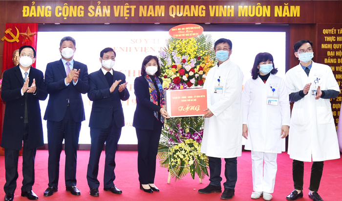 Phó Bí thư Thường trực Thành ủy Nguyễn Thị Tuyến thăm, chúc mừng Bệnh viện Hữu nghị và Bệnh viện Thanh Nhàn-2