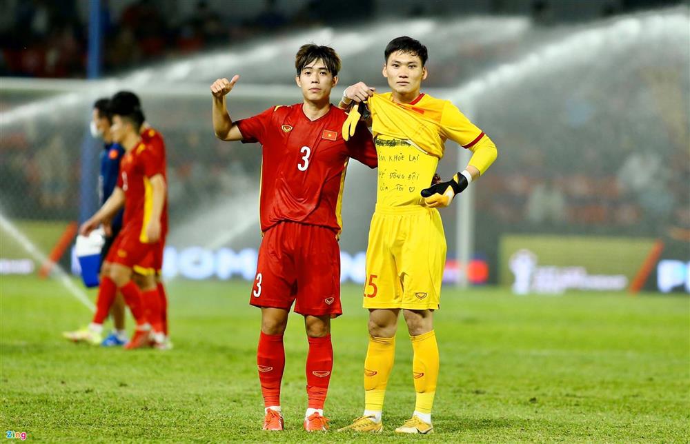 Hành động đẹp của thủ môn U23 Việt Nam ở trận Thái Lan-2