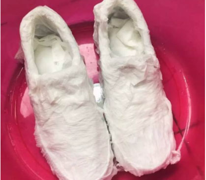 Đam mê giày trắng nhưng luôn ám ảnh nó sẽ chuyển sang màu vàng? Học ngay mẹo hay để thỏa sức tung tẩy với giày xinh-2