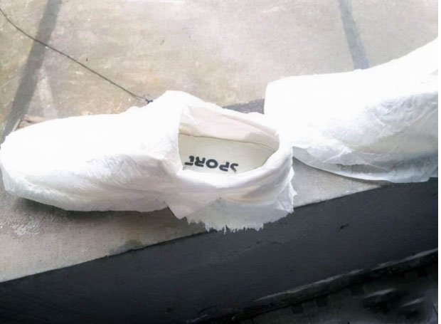 Đam mê giày trắng nhưng luôn ám ảnh nó sẽ chuyển sang màu vàng? Học ngay mẹo hay để thỏa sức tung tẩy với giày xinh-3