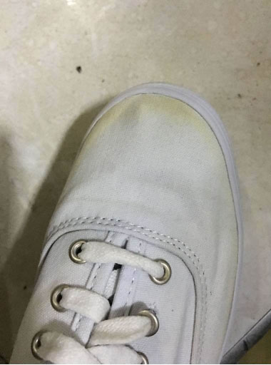 Đam mê giày trắng nhưng luôn ám ảnh nó sẽ chuyển sang màu vàng? Học ngay mẹo hay để thỏa sức tung tẩy với giày xinh-5