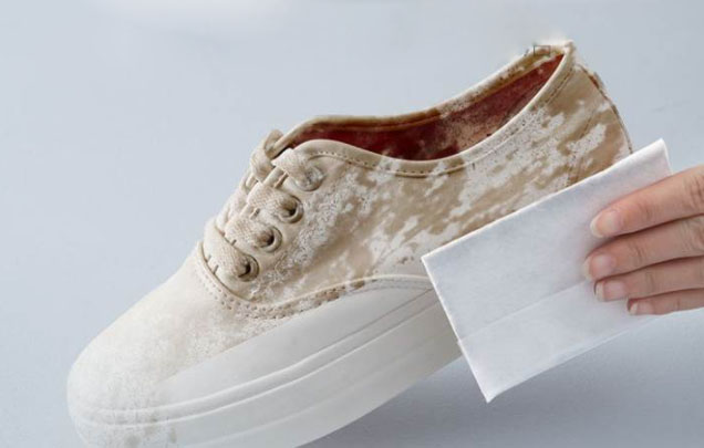 Đam mê giày trắng nhưng luôn ám ảnh nó sẽ chuyển sang màu vàng? Học ngay mẹo hay để thỏa sức tung tẩy với giày xinh-8