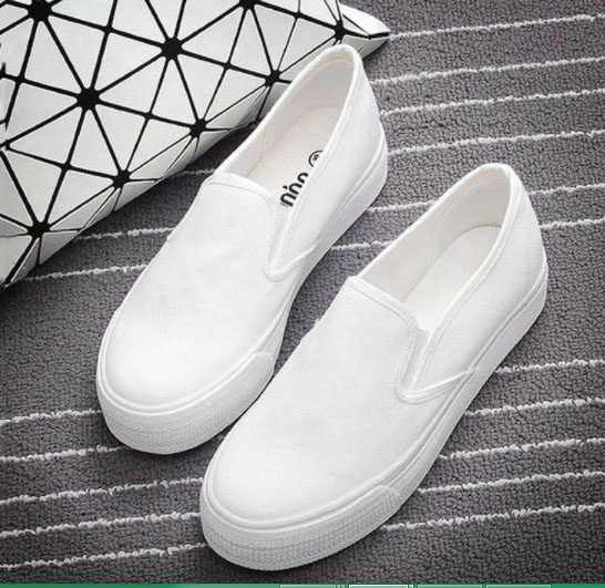 Đam mê giày trắng nhưng luôn ám ảnh nó sẽ chuyển sang màu vàng? Học ngay mẹo hay để thỏa sức tung tẩy với giày xinh-9