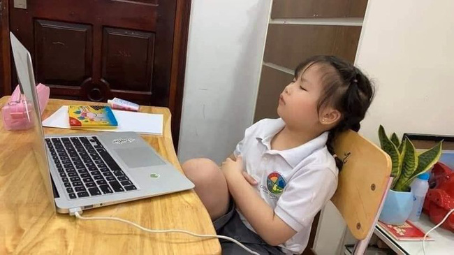 Bé gái mải mê học bài, dù bị mắng vẫn nhất quyết không rời bàn học, ngó qua quyển vở mà sang chấn tâm lý-4