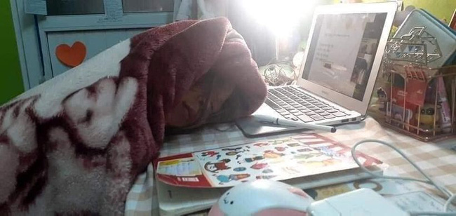 Bé gái mải mê học bài, dù bị mắng vẫn nhất quyết không rời bàn học, ngó qua quyển vở mà sang chấn tâm lý-5