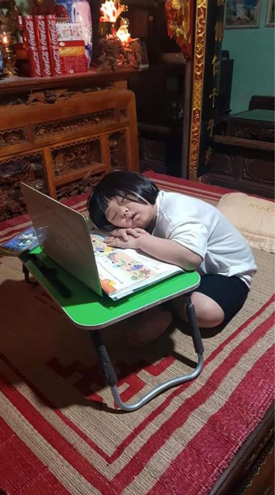 Bé gái mải mê học bài, dù bị mắng vẫn nhất quyết không rời bàn học, ngó qua quyển vở mà sang chấn tâm lý-7