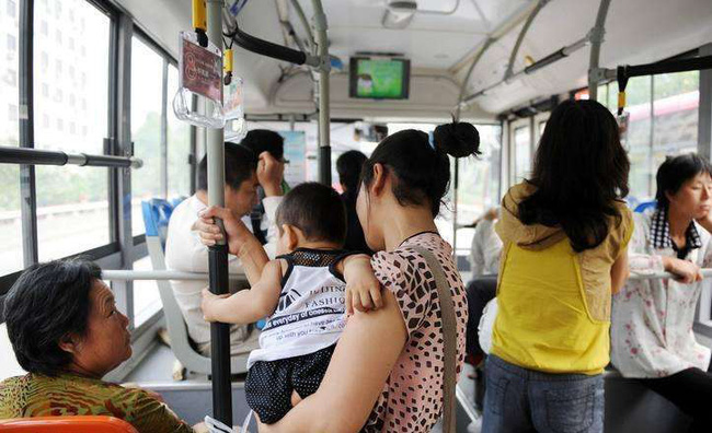 Gia đình 3 người bước lên xe bus, nhìn thấy hành động của ông bố, người xung quanh nhăn mặt: Nhà này nhất định có vấn đề!-1