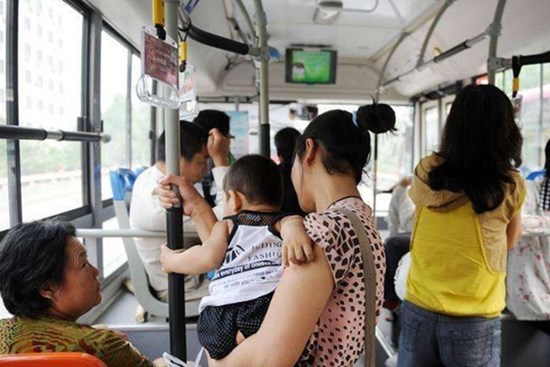 Gia đình 3 người bước lên xe bus, nhìn thấy hành động của ông bố, người xung quanh nhăn mặt: Nhà này nhất định có vấn đề!