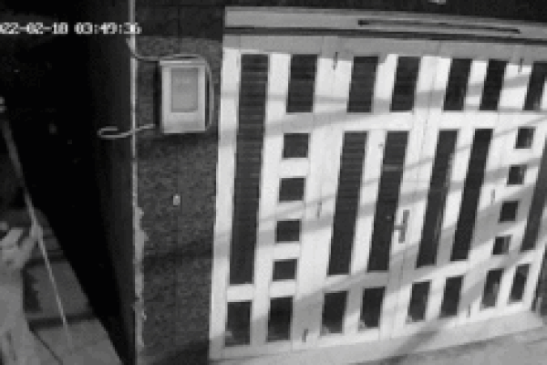 Xem camera an ninh, người phụ nữ tá hỏa khi thấy nhân viên bảo vệ tòa nhà đang trần như nhộng đi lại trong nhà mình-4