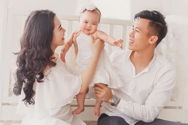 Con gái đến sân bay đón Quế Ngọc Hải về nhà sau nửa tháng đi xa thi đấu-3