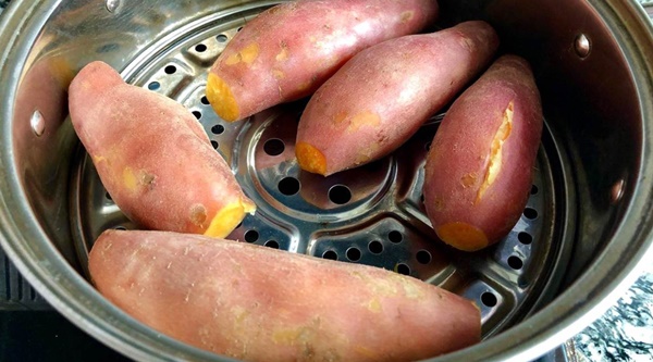 Hấp khoai lang có sự khác biệt lớn giữa việc hấp nước lạnh hay nóng mà nhiều người không biết-1