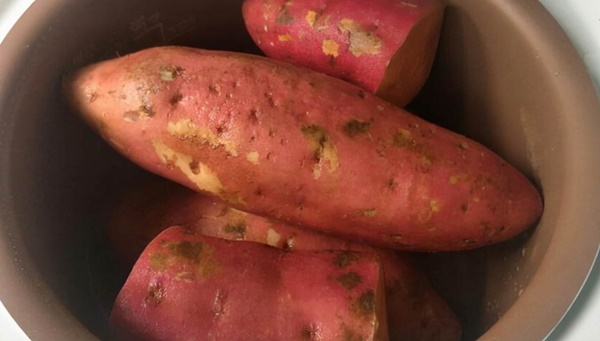 Hấp khoai lang có sự khác biệt lớn giữa việc hấp nước lạnh hay nóng mà nhiều người không biết-3