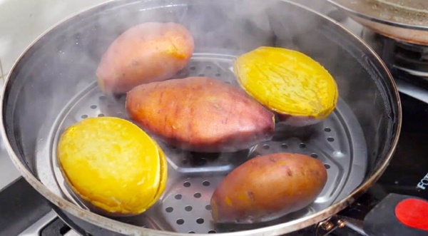 Hấp khoai lang có sự khác biệt lớn giữa việc hấp nước lạnh hay nóng mà nhiều người không biết-6