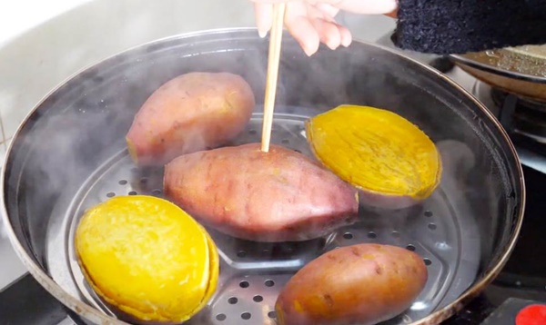 Hấp khoai lang có sự khác biệt lớn giữa việc hấp nước lạnh hay nóng mà nhiều người không biết-7