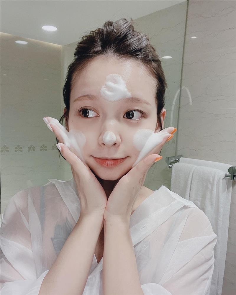 3 sai lầm khi rửa mặt giữa tiết trời lạnh giá khiến da thô ráp sần sùi và lão hóa không phanh-1