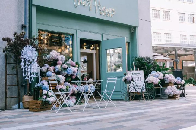 Nữ phóng viên nghỉ việc để cải tạo nhà xưởng cũ 600m² thành ngôi nhà ngập tràn hoa-2